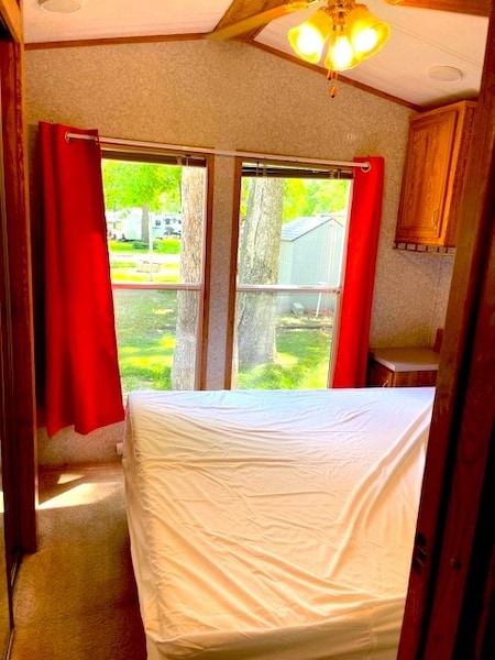 Yogi Bear Hide-a-way-2